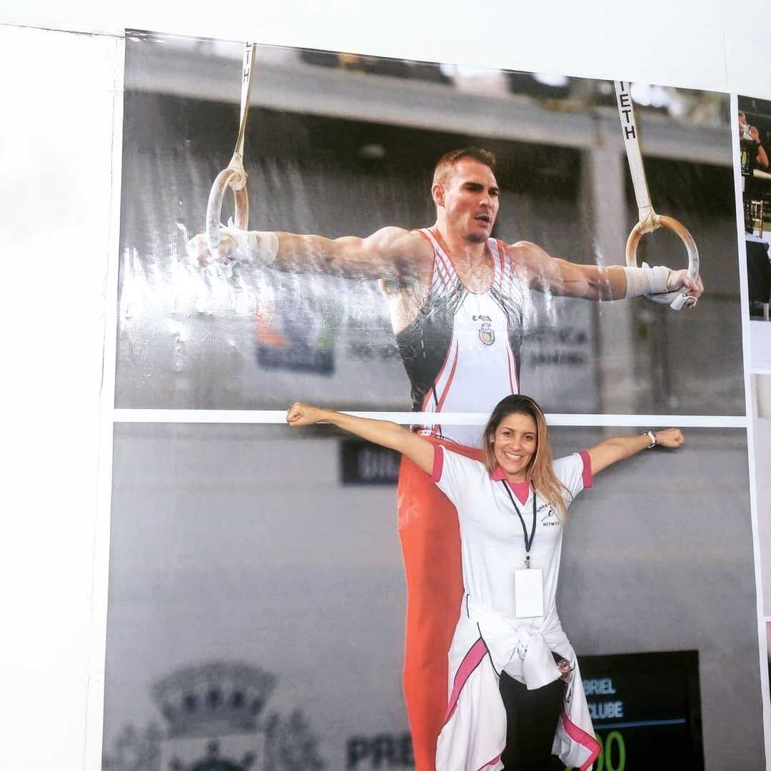 Conquista com medalha e troféu